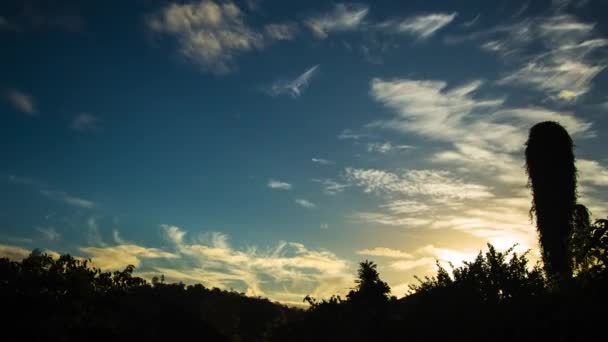 时光飞逝 美丽的云朵掠过山顶 澳大利亚昆士兰州Gravatt — 图库视频影像