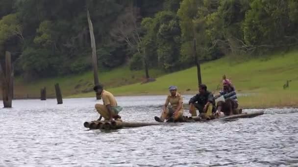 Hombres Reman Canoa Través Del Lago Periyar Kerala India — Vídeo de stock