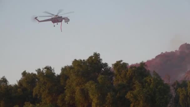 2019 Helicopter Makes Water Drops Easy Fire Brushfire Hills Southern — Stock Video