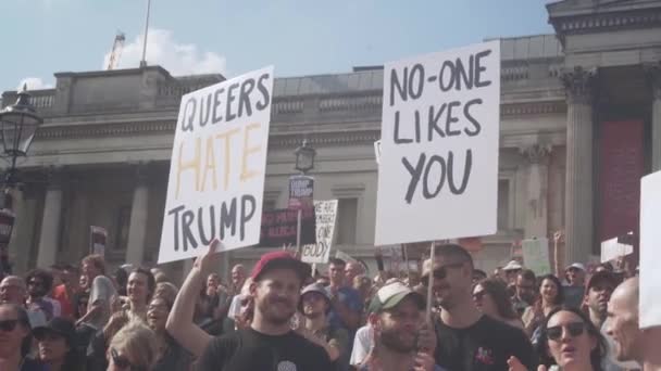 2018 Manifestanti Tengono Cartelli Che Dicono Che Queers Hate Trump — Video Stock