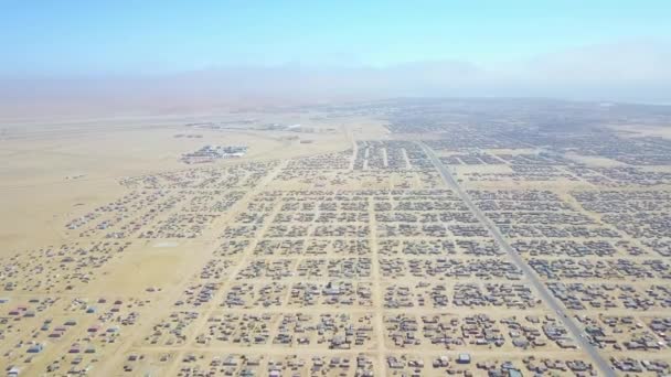 ナミビア アフリカの砂漠の空の孤独な郊外の家の奇妙な放棄された町の上空 — ストック動画