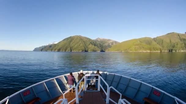 南アラスカの荒野のBaranofでガラスのガット湾に入る船のPov時間の経過 — ストック動画