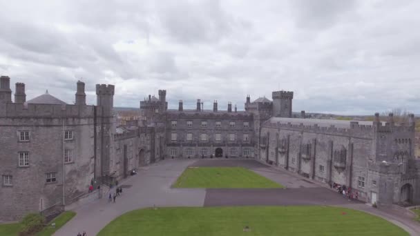 Levantamiento Aéreo Sobre Castillo Kilkenny Irlanda — Vídeo de stock