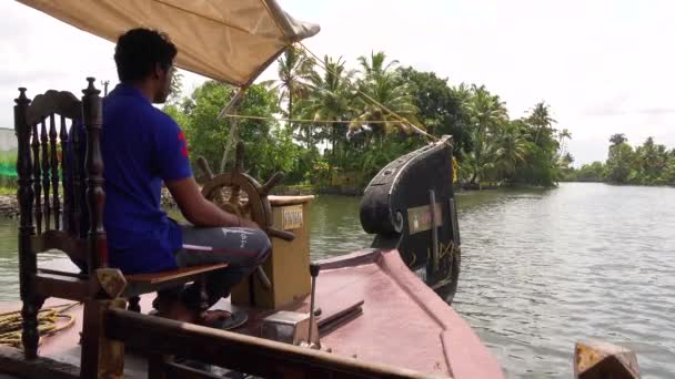 Homme Conduit Une Péniche Dans Les Eaux Kerala Inde — Video