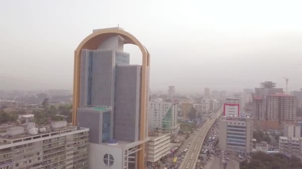 ジョージア共和国のTblisiの建物のアーチを通して空中 — ストック動画