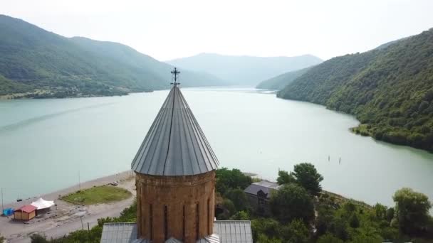 2019 Aéreo Passado Belo Castelo Igreja Lago Zhinvali República Geórgia — Vídeo de Stock