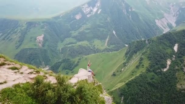 2019 Luftaufnahme Eines Mannes Auf Einer Klippe Mit Blick Auf — Stockvideo