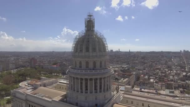Aéreo Alrededor Cúpula Capital Revela Ciudad Habana Cuba — Vídeos de Stock
