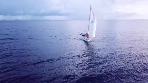 セントビンセント島の近くのカリブ海を航海する帆船に乗っている若い人たちの美しい航空機 — ストック動画