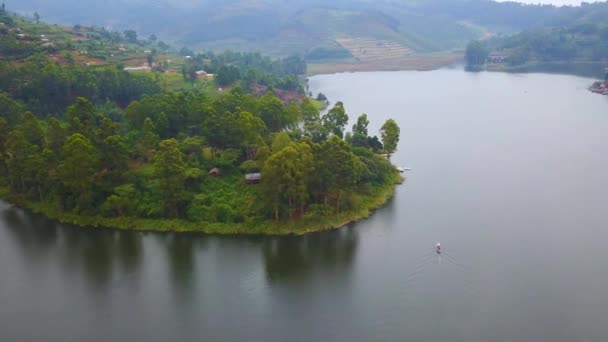 在非洲乌干达一片茂密的湖面上航行的摩托艇上的空中独木舟 — 图库视频影像
