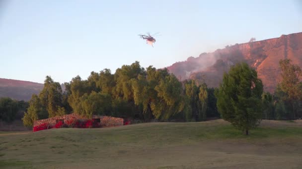 2019 Helicopter Makes Water Drops Easy Fire Brushfire Hills Southern — Stock Video