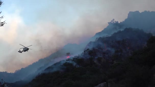 2018 Helikopter Gör Vattendroppar Woolsey Fire Nära Malibu Kalifornien — Stockvideo