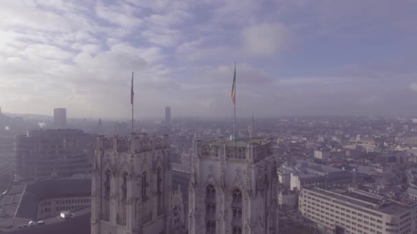 Zdjęcie Tajemniczego Mglistego Dnia Brukseli Belgia Kościołami Wieżami Katedralnymi Pierwszym — Wideo stockowe