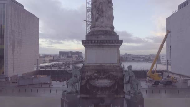 Antena Misterioso Día Niebla Bruselas Bélgica Con Iglesias Catedral Agujas — Vídeo de stock