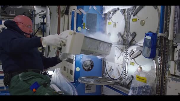 Astronauter Arbetar Och Leker Ombord Den Internationella Rymdstationen — Stockvideo