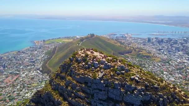 Aerial Shot Top Lion Head Mountain Peak Reveals Cape Town — Stock Video