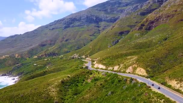 Aérea Dos Motocicletas Que Viajan Hermosa Costa Carreteras Estrechas Sur — Vídeo de stock