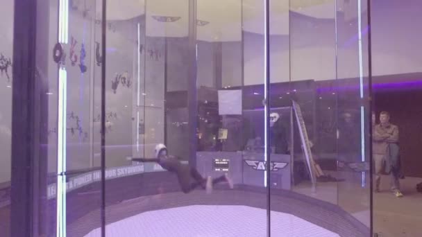 比利时布鲁日的一个抛物面室室内跳伞模拟器允许人们像在失重零重力模拟中一样漂浮 — 图库视频影像