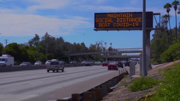2020年 Covid Corona病毒大流行期间 高速公路标志建议保持社会距离 — 图库视频影像