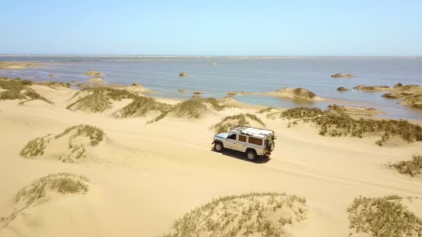 Воздух Над 4Wd Сафари Джип Автомобиль Движущийся Через Песчаные Дюны — стоковое видео