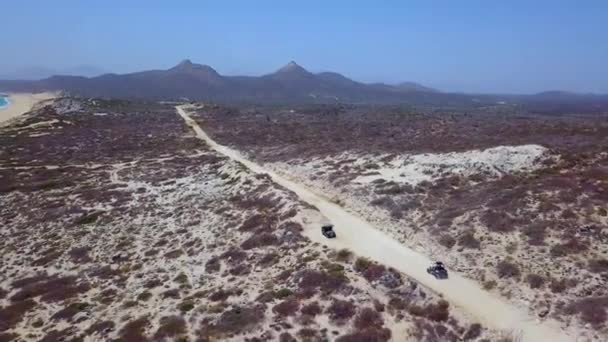 Buena Antena Atv Que Acelera Camino Tierra Cerca Cabo Baja — Vídeos de Stock
