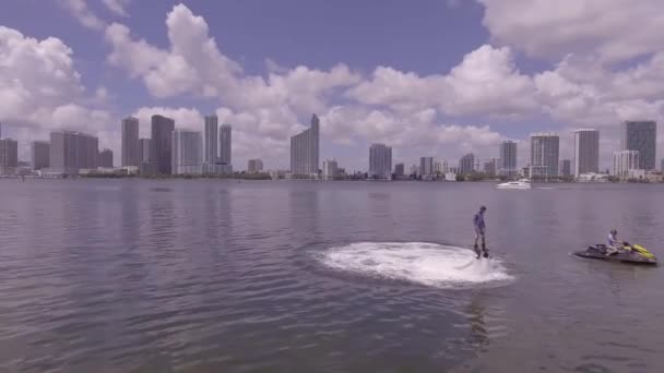 Uomo Libra Utilizzando Jet Pack Acqua Flyboard Sull Oceano Miami — Video Stock