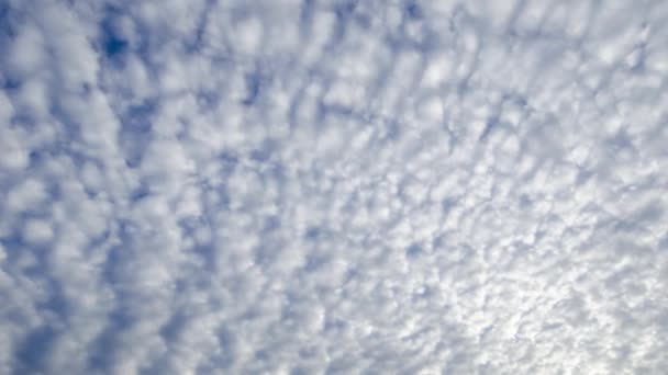 Χρονικό Σφάλμα Shot Από Λευκά Σύννεφα Altocumulus Περνώντας Από Πάνω — Αρχείο Βίντεο