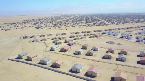 ナミビア アフリカの砂漠の空の孤独な郊外の家の奇妙な放棄された町の上空 — ストック動画