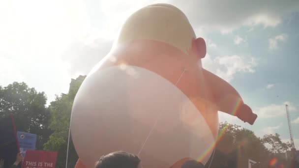 2018 Trump Babyballon Drijft Boven Enorme Menigten Demonstranten Die Zich — Stockvideo