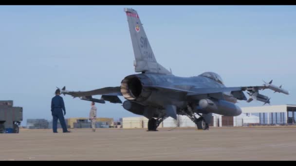 アメリカの戦闘機は 任務の前に空軍の人員によって滑走路で検査されます — ストック動画