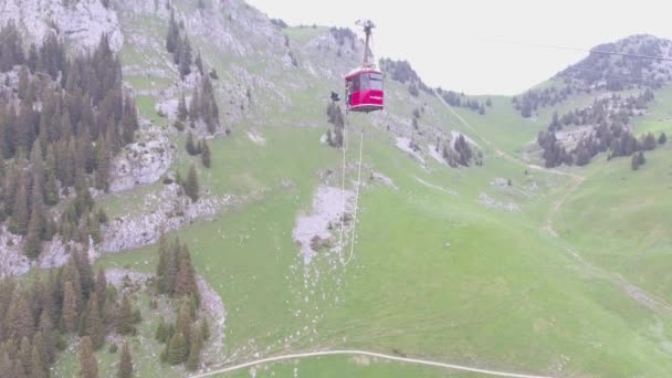 Vue Remarquable Folle Saut Élastique Plongeant Depuis Téléphérique Suisse — Video