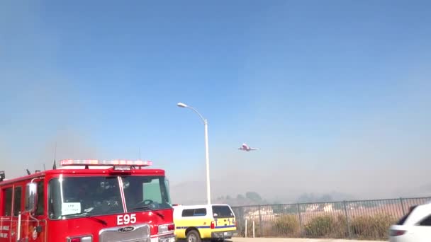 2019 Ein Tankflugzeug Lässt Einen Rosafarbenen Phos Chek Feuerhemmenden Tropfen — Stockvideo