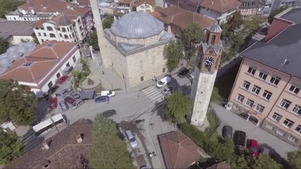 建立科索沃的普里什蒂纳居民区上空的空中支援 — 图库视频影像