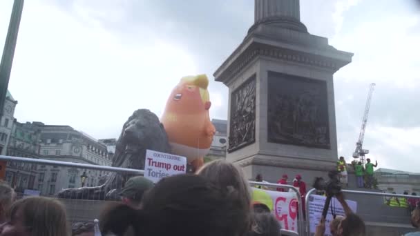 2018 Trump Baby Balloon Sits Lion Trafalgar Square Massive Protest — Stock Video