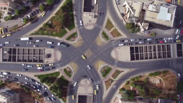 2019 Luchtfoto Recht Naar Beneden Van Verkeerscirkel Rotonde Met Autoverkeer — Stockvideo