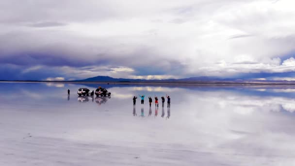 Antenn Människor Och Jeepar Uyuni Salt Lägenheter Sjö Med Perfekta — Stockvideo