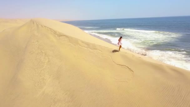 Aéreo Sobre Modelo Liberado Mulher Andando Magníficas Dunas Areia Costa — Vídeo de Stock