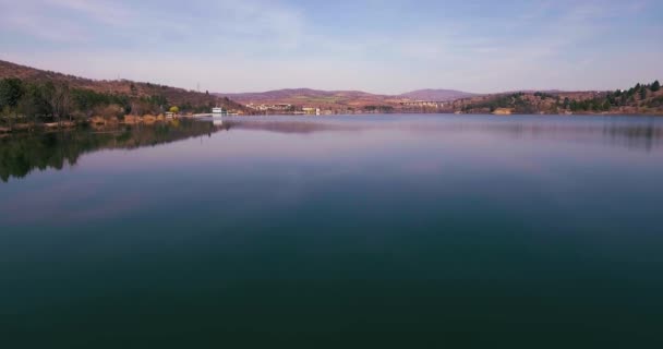 Εναέρια Πάνω Από Λίμνη Μλαντόστ Στην Πγδμ — Αρχείο Βίντεο