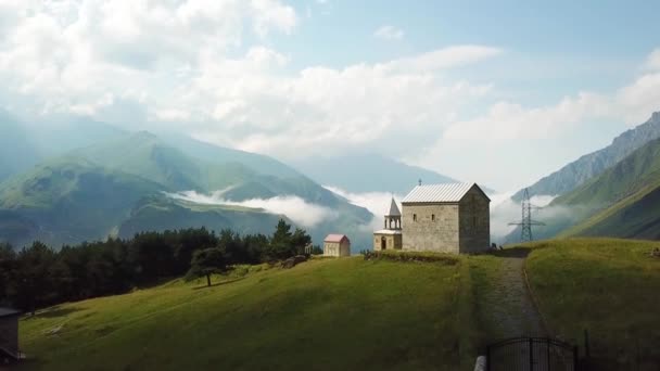 2019年 格鲁吉亚共和国农村一座美丽的教堂和深谷的空中 — 图库视频影像