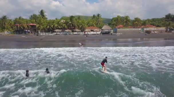 Αεροπλάνο Drone Πάνω Surfers Απολαμβάνοντας Surf Στην Ακτή Του Σαλβαδόρ — Αρχείο Βίντεο