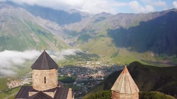 2019 Gergeti Kloster Och Kyrka Med Utsikt Över Kaukasus Bergen — Stockvideo