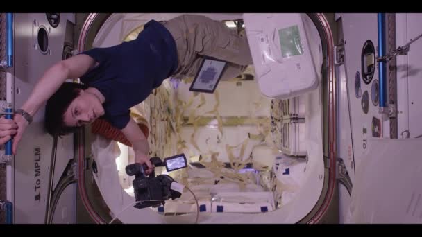 宇航员在国际空间站上工作和玩耍 — 图库视频影像