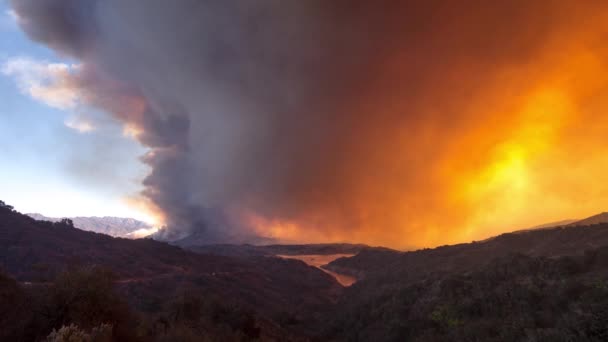 カリフォルニア州オハイの上のベンチュラ郡の丘で発生した巨大なトーマス火災の驚くべき時間の経過 — ストック動画