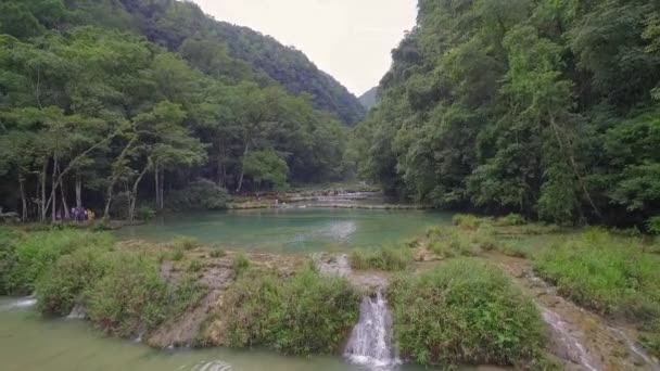Eine Antenne Über Bemerkenswerte Wasserfälle Und Grüne Wahllokale Fluss Semuc — Stockvideo