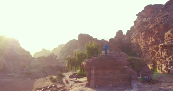 2019年 一名男子站在约旦佩特拉观摩修道院建筑的好天线 — 图库视频影像