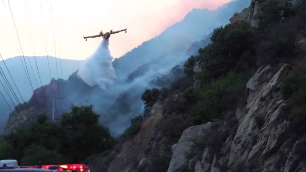 2018 Avión Ala Fija Hace Gotas Agua Durante Incendio Woolsey — Vídeos de Stock