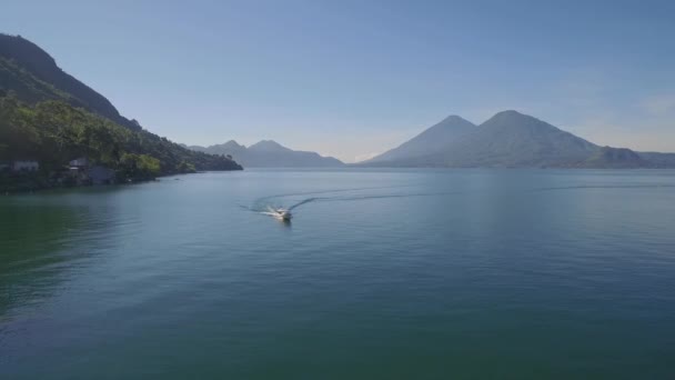 Luftaufnahme Eines Bootes Auf Dem Amatitlan See Guatemala Zeigt Den — Stockvideo