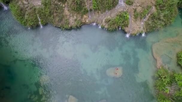 Una Antena Sobre Notables Cascadas Sondeos Verdes Río Semuc Champey — Vídeo de stock