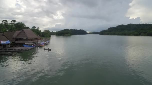 Een Antenne Boven Een Inheemse Kano Rio Dulce Rivier Guatemala — Stockvideo