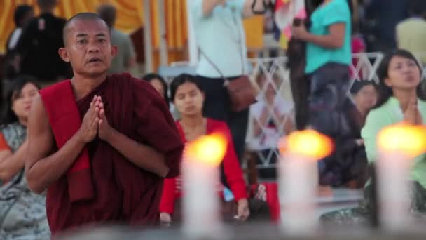 Birmaanse Mensen Bidden Een Boeddhistische Tempel Met Kaarsen Voorgrond — Stockvideo